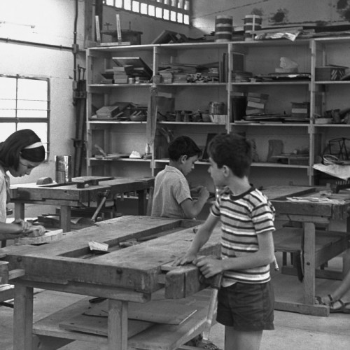 כיתת הנגרות והמלאכה של שלמה פיינברג בבית הספר המקומי, גשר, 1968, צלם משה מילנר, באדיבות לשכת העיתונות הממשלתית 