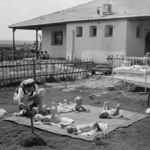 אמבטיית שמש בחצר בית התינוקות, גת, 1946, אוסף מטסון שירותי צילום באדיבות ספריית הקונגרס של ארהב 